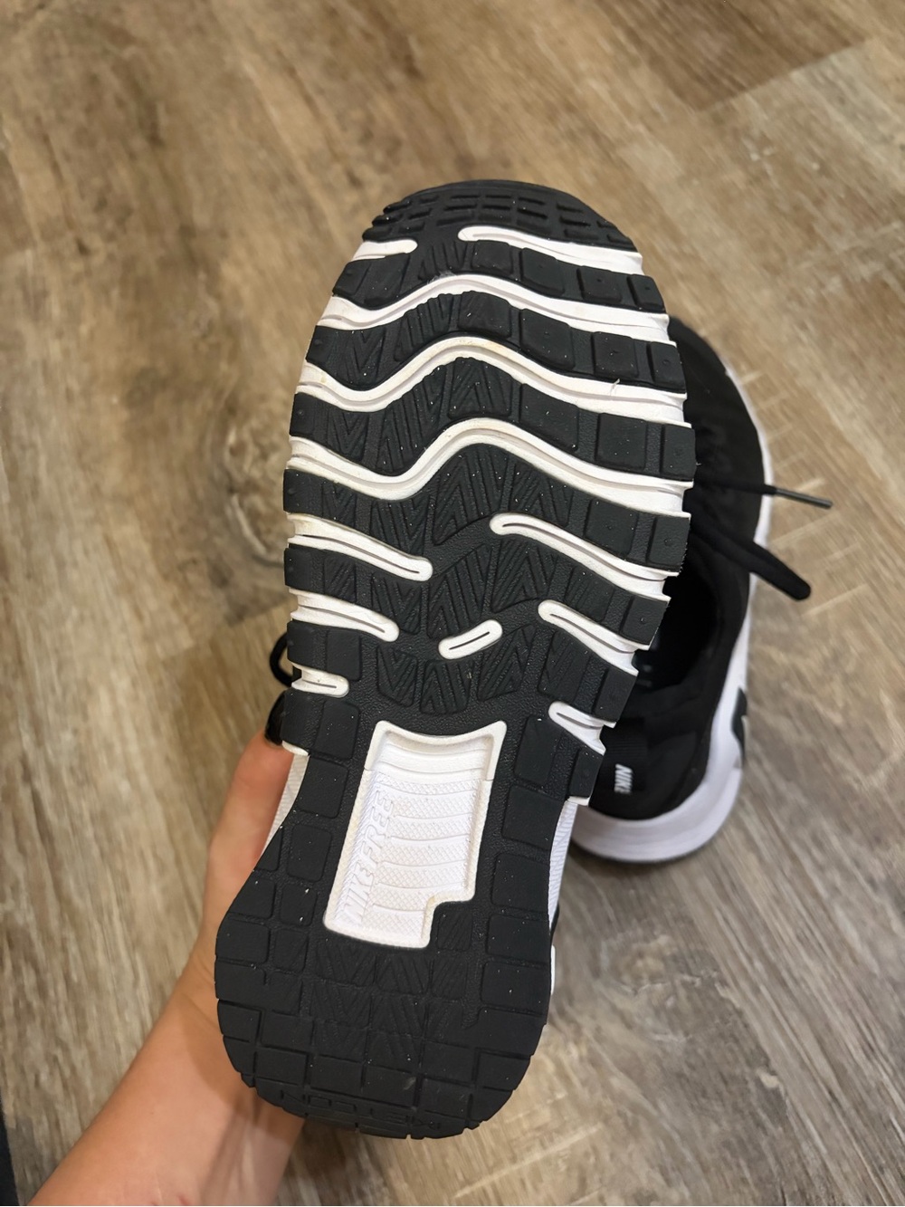 Nike Black and White Metcon Trainers - Picture 5 of 6